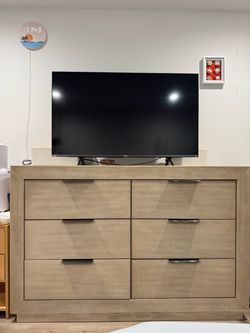 Modern 6-Drawer Dresser – Great Condition