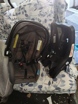Graco snugride 35 lite LX infant carseat. Carseat has base also
