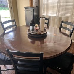 Round Table With 6’chairs 