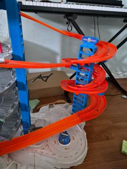 HotWheels ultimate car garage