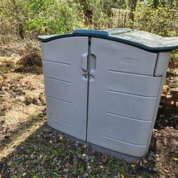 Storage Shed  (Rubbermaid)