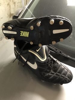 Soccer shoes