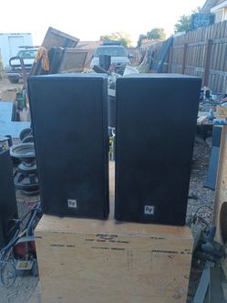 Pair of Ev s Xs400 powered 2 ways 12 inch