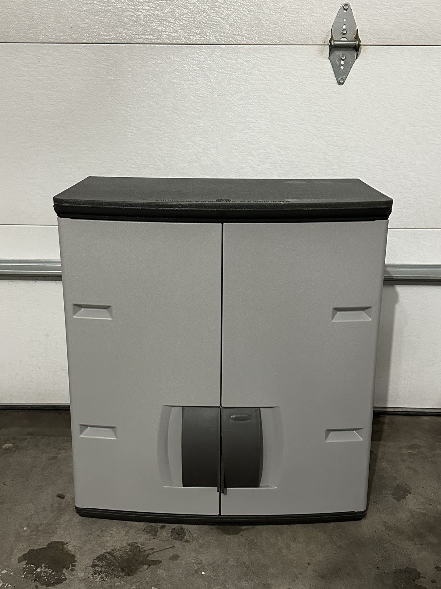 Rubbermaid 24-in W x 27-in H x 14-in D Wall-mounted Plastic Garage Cabinet in Gray