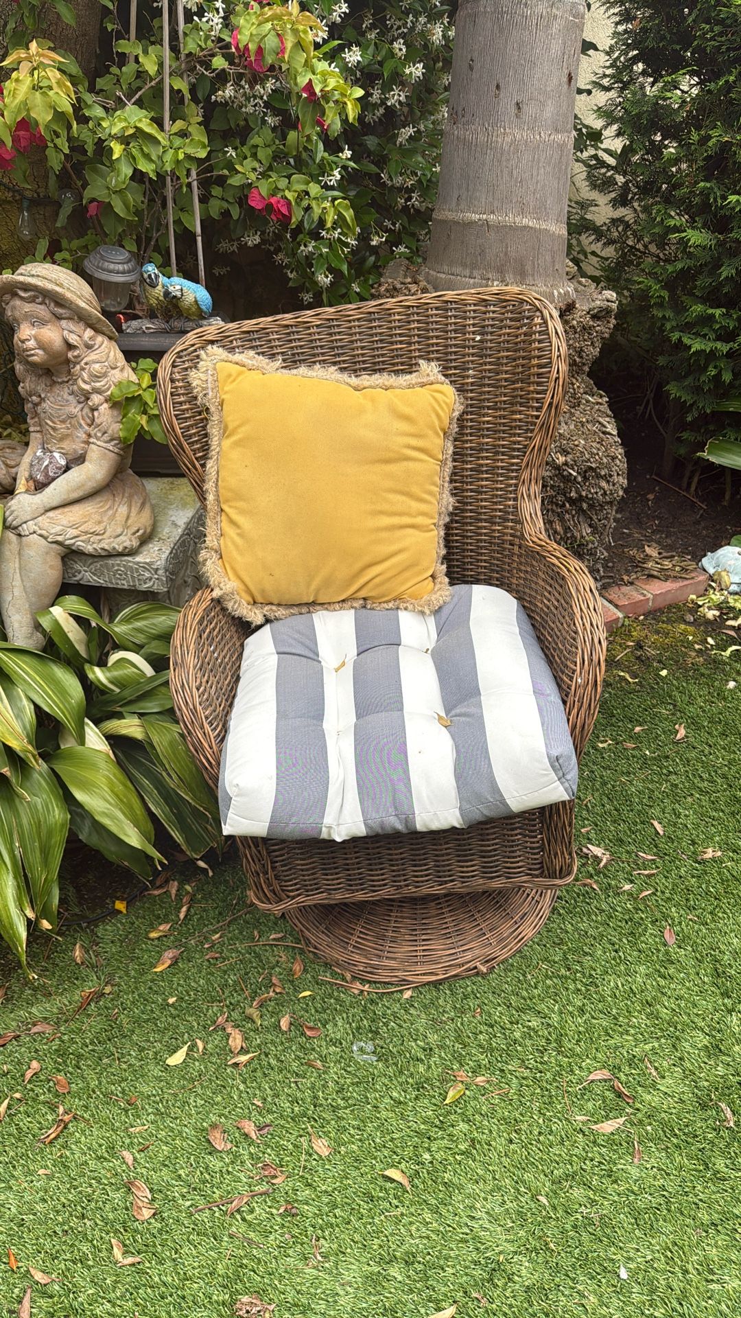 Svivel Solid Rattan Chair ; No Cushion