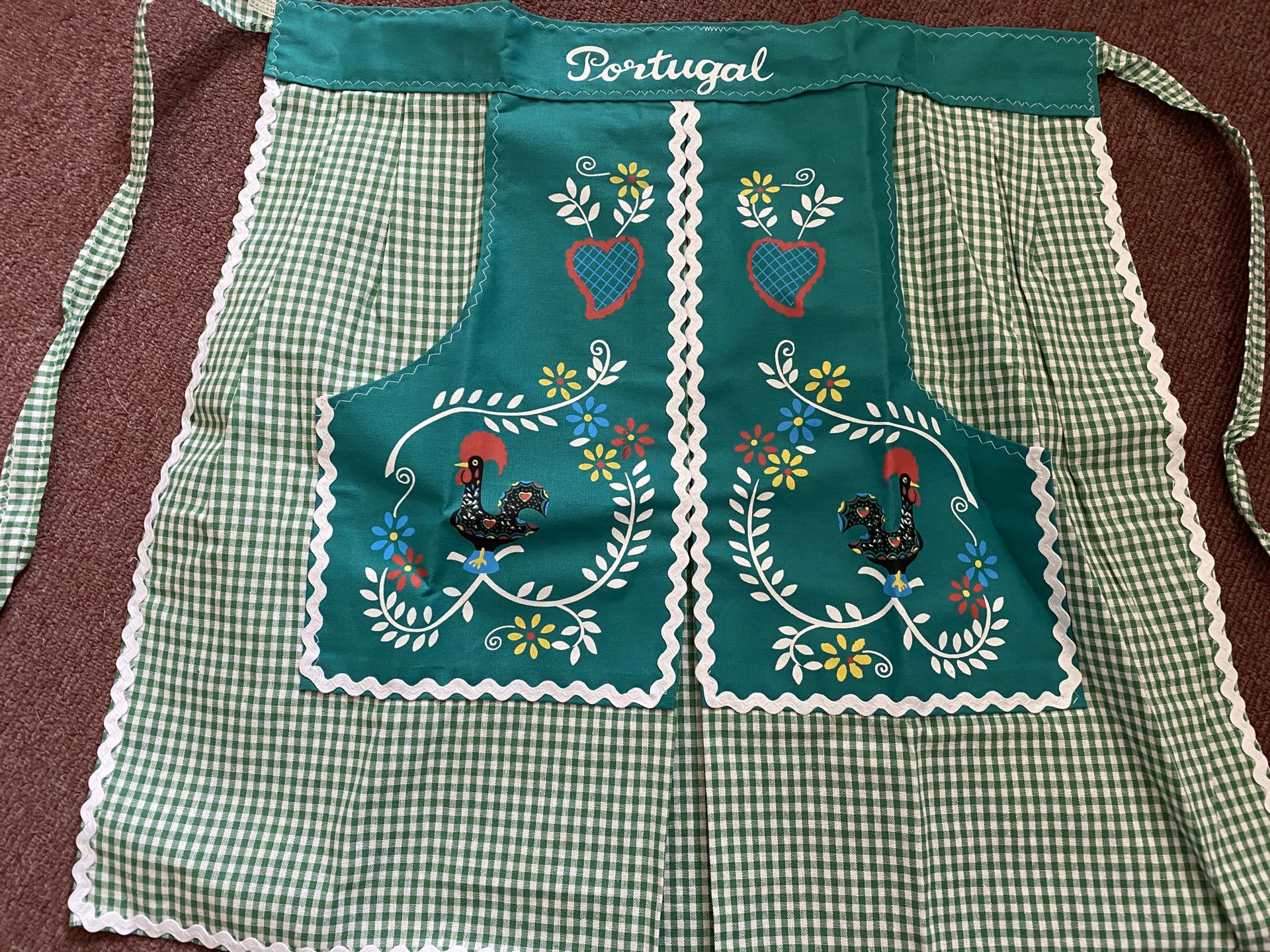 SET OF SOUVENIR OVEN MITTS, APRONS, AND DISH CLOTH BRAND NEW AND NEVER USED KITCHEN ACCESSORIES