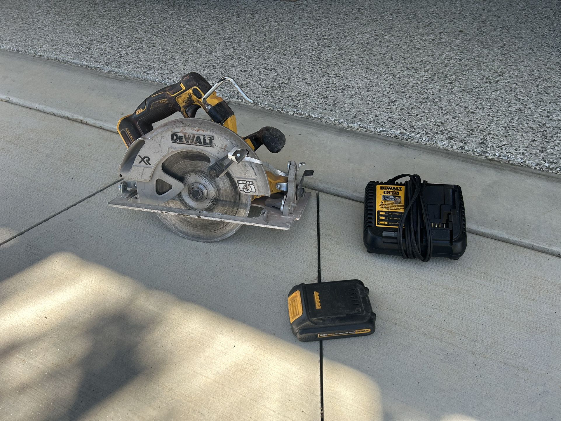 Dewalt 20v Brushless Saw - Battery- Charger