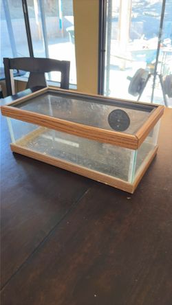Reptile tank with sliding screen lid and temperature gauge