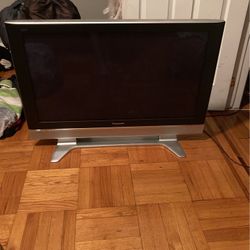 Panasonic TV with Speakers ( No Cord For Speaker )