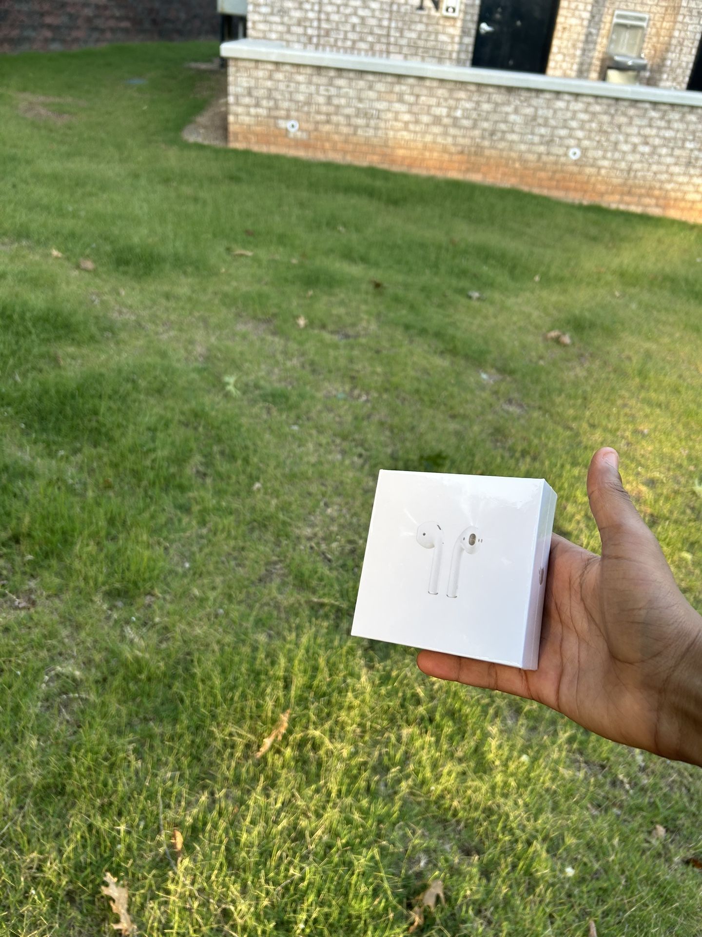Airpods 2nd gen with charging case !