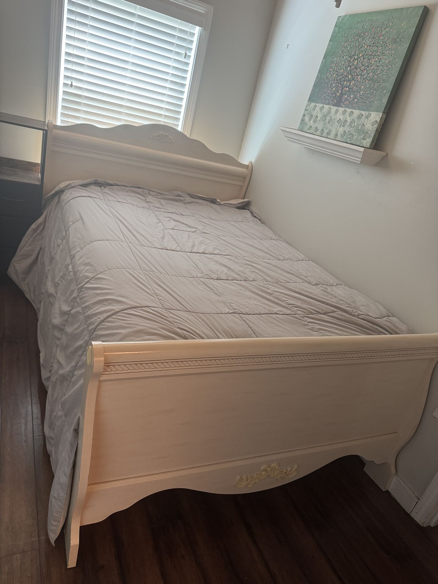 Standard Furniture Diana Full Sleigh Bed + Mattress / Dresser
