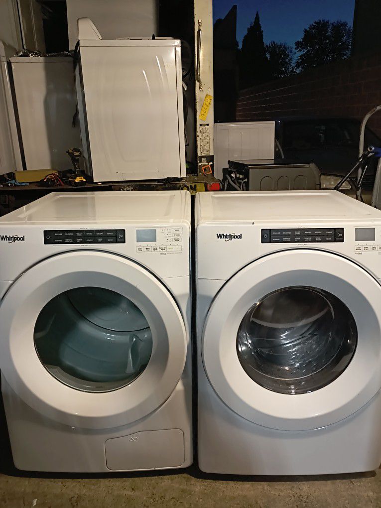 Whirlpool. Washer And Dryer Stackable Electric 