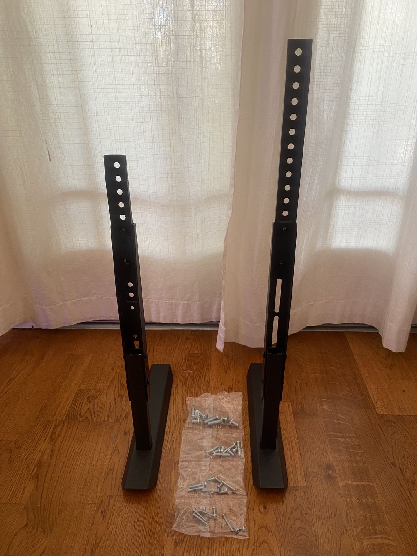 Heavy duty new Universal TV stand for TVs from 40-70 inches