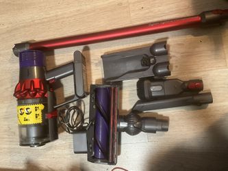 Dyson V10 Cyclone Vacuum Cleaner With Attachments  New Battery