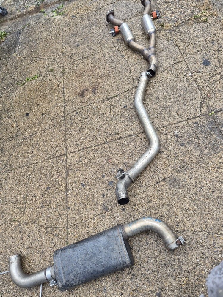 Two thousand nineteen grand cherokee 3.7 Motor Front To Back Custom High Performence exhaust system.