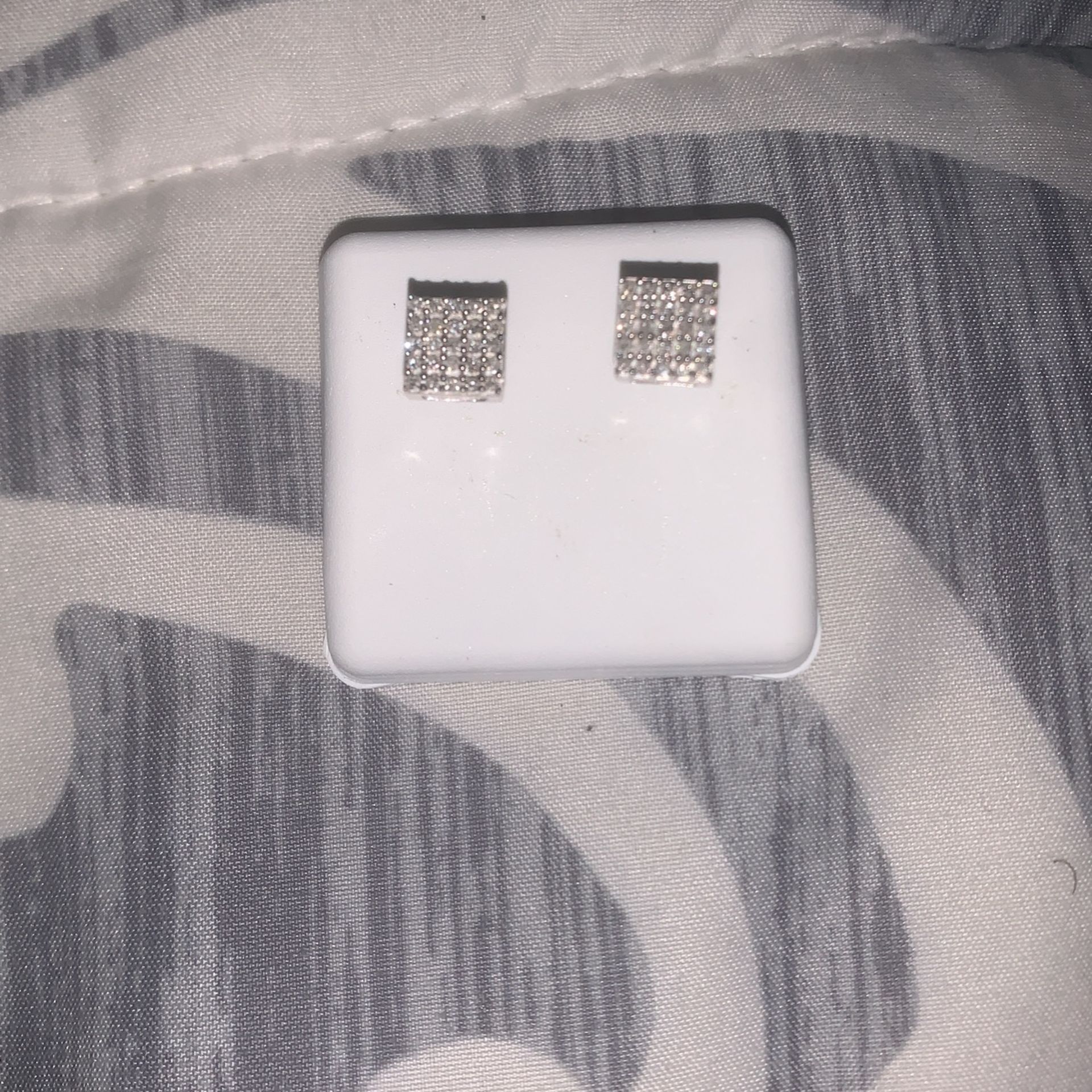Vvs White Diamond Screwback’s