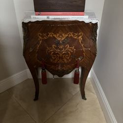 Gorgeous Antique Table With 2 Drawers