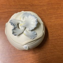 vintage 1983 Fitz & Floyd Bearded Iris lidded trinket box dish. This collectible porcelain piece features a sculpted iris flower on the lid and was cr