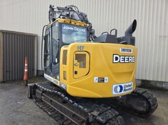 John Deere 135G w/ blade (Excavator / Trackhoe)