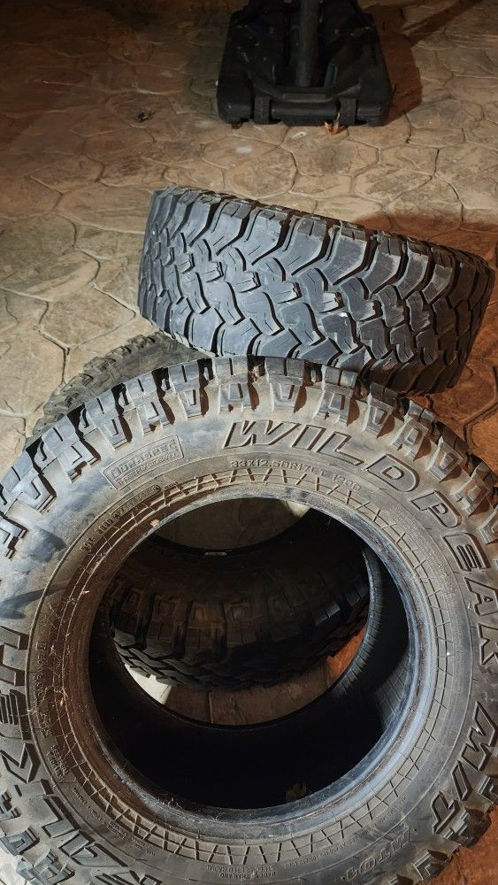Tires  50  R17.  Llantas. 33×12 50R 17