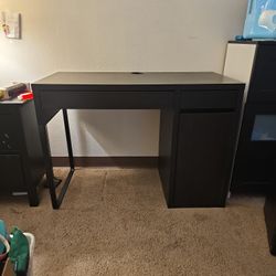 Black Desk 