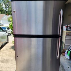 Refrigerador Stainless Steel In Good Condition Works Perfectly  G.E