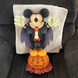Disney Store Mickey VAMPIRE 19” light Up Pumpkin BIG FIGURE 🎃 “RARE”! CASH ONLY PLS !-MORE MICKEY HALLOWEEN 🎃 IN PROFILE!! 😎