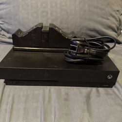 Xbox One X + Wireless Controller Charger