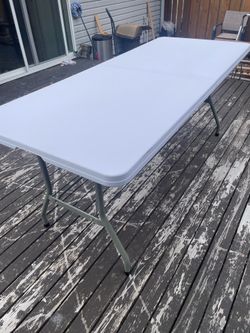 Nice white folding table ( 6 feet