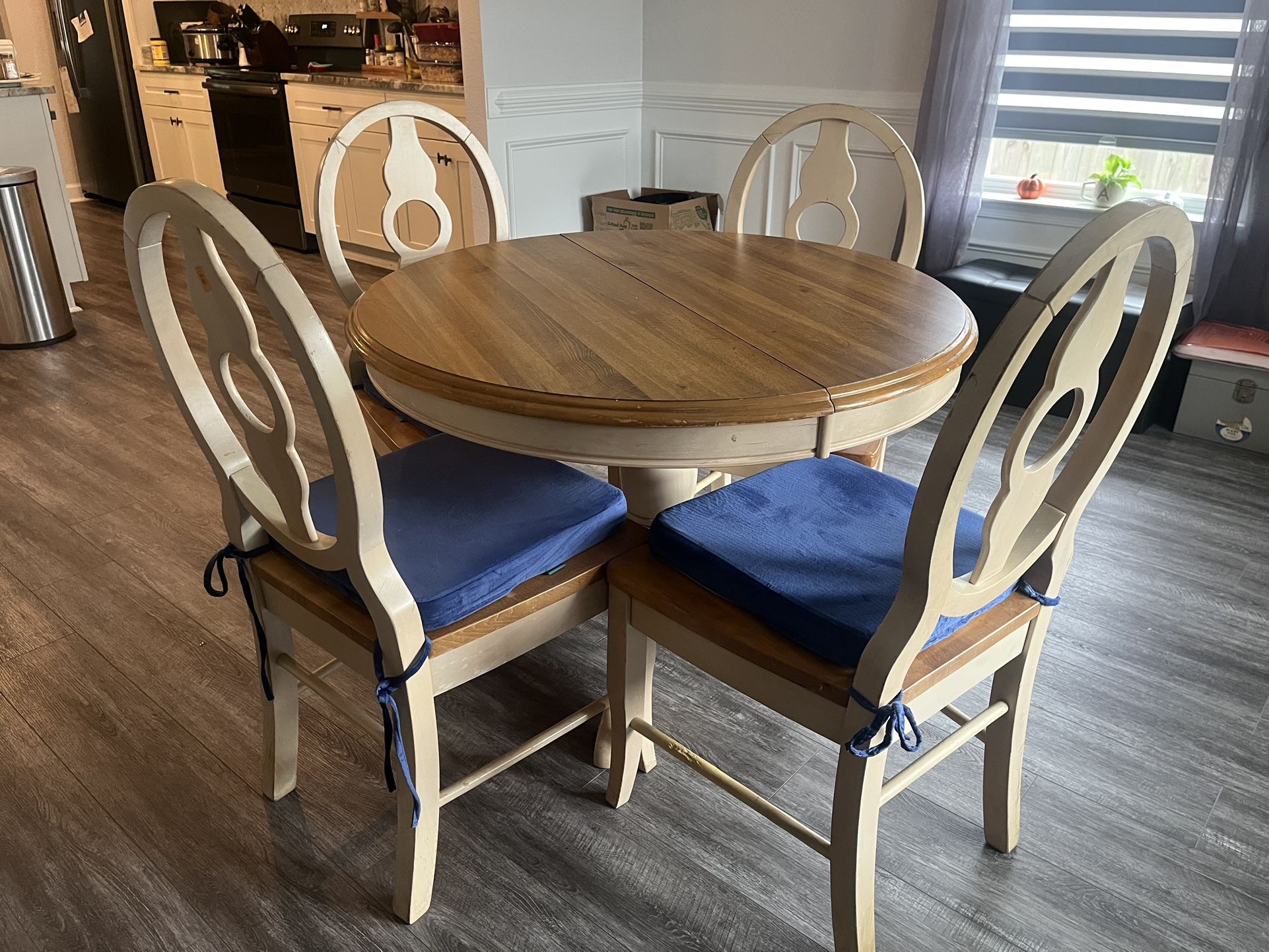 Used Round Dining Table and 4 chairs ( cushions not included)