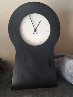 VINTAGE KEYHOLE CLOCK WITH INSIDE SHELF
