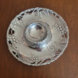 Vintage 2001 Arthur Court Grapes and Leaves Chip & Dip Platter Bowl Tray 
New 14" diameter. New, still with tag. UPC 88.
Weight 3.5lb plus s
