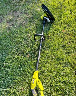 The RYOBI 18V ONE+ 13" String Trimmer/Edger provides the power to tackle grass around medium sized yards. Experience exceptional performance with just