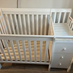 White Mini Crib With Changing Table 