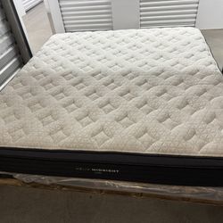 Like New Helix Luxe Midnight Pillow Top King Mattress