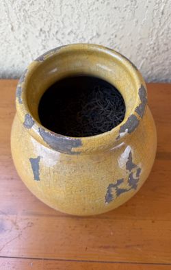 Rustic Distressed Yellow Clay Vase / Jarrón Rústico de Barro Amarillo
