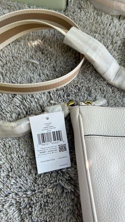 Kate Spade Emma Medium Swingpack Crossbody in parchment pebbled leather, complete with its matching detachable zip coin purse & branded strap.