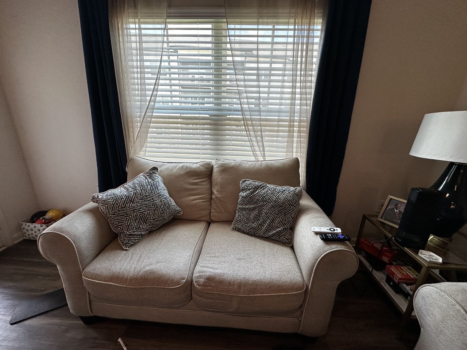 2-piece Living room Set Plus lamps