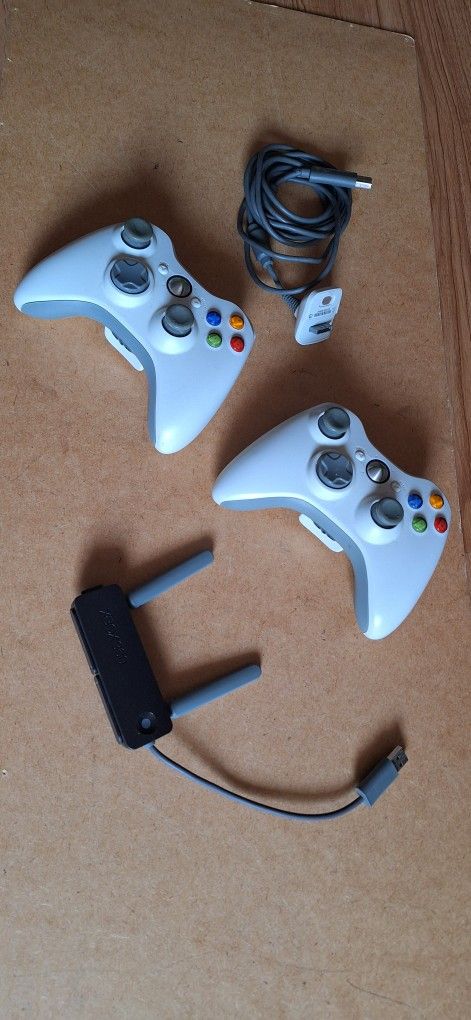 2 White Xbox 360 Wireless Controllers /wifi And Cable