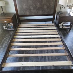 Bedroom’s Set: 1 Queen Bedroom, 2 Nightstands, 1 Dresser, & 2 Lamps 