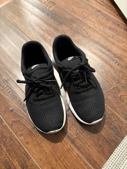 Women’s 7.5/8 Nike Shoes