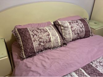 Bedroom furniture set
