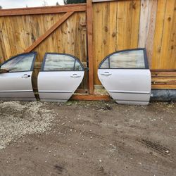2 Puertas De Lado Isquierdo Y Una Trasera.  Toyota Corolla 