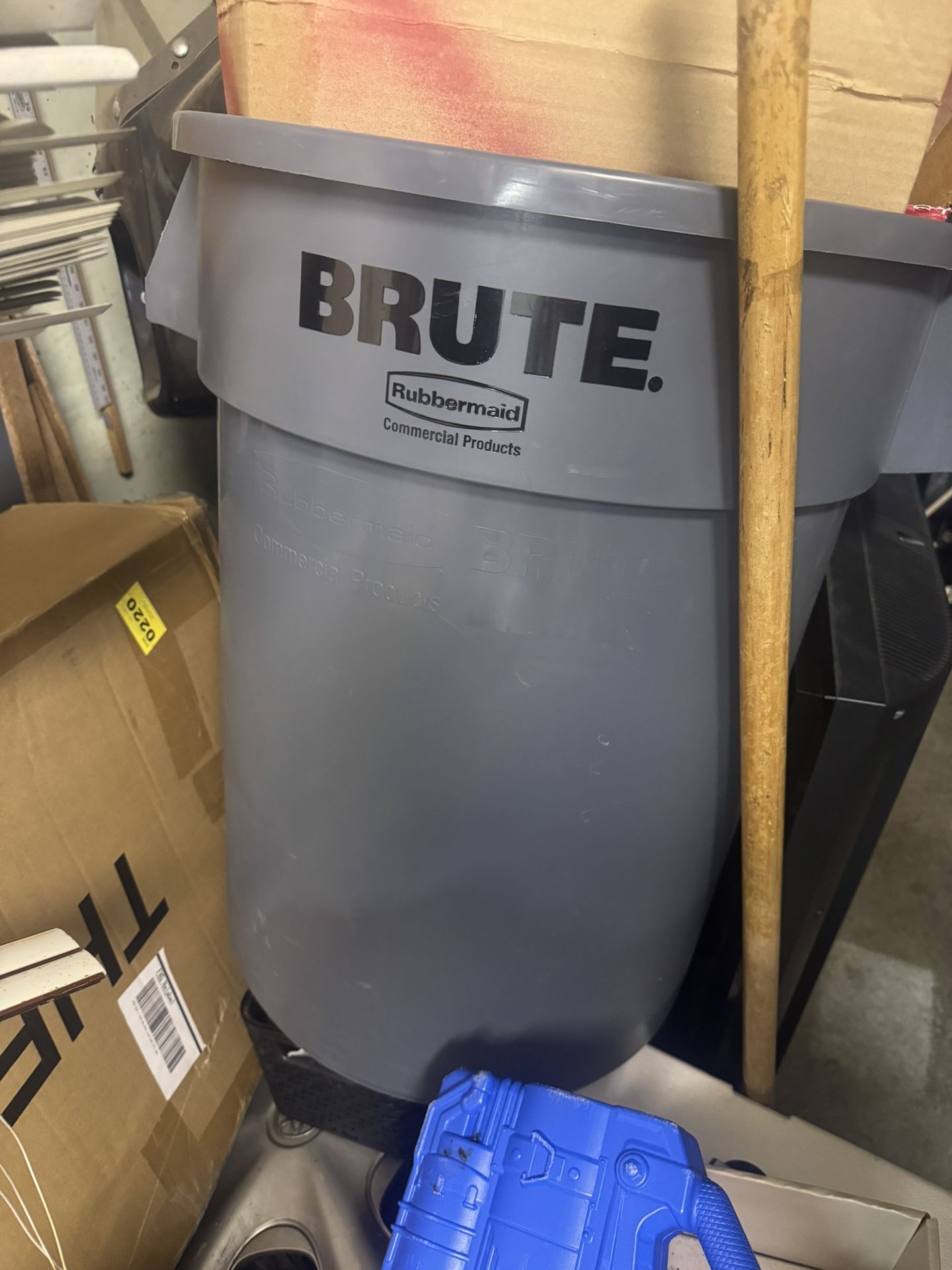 Brute 32 Oz Commercial Trash Can