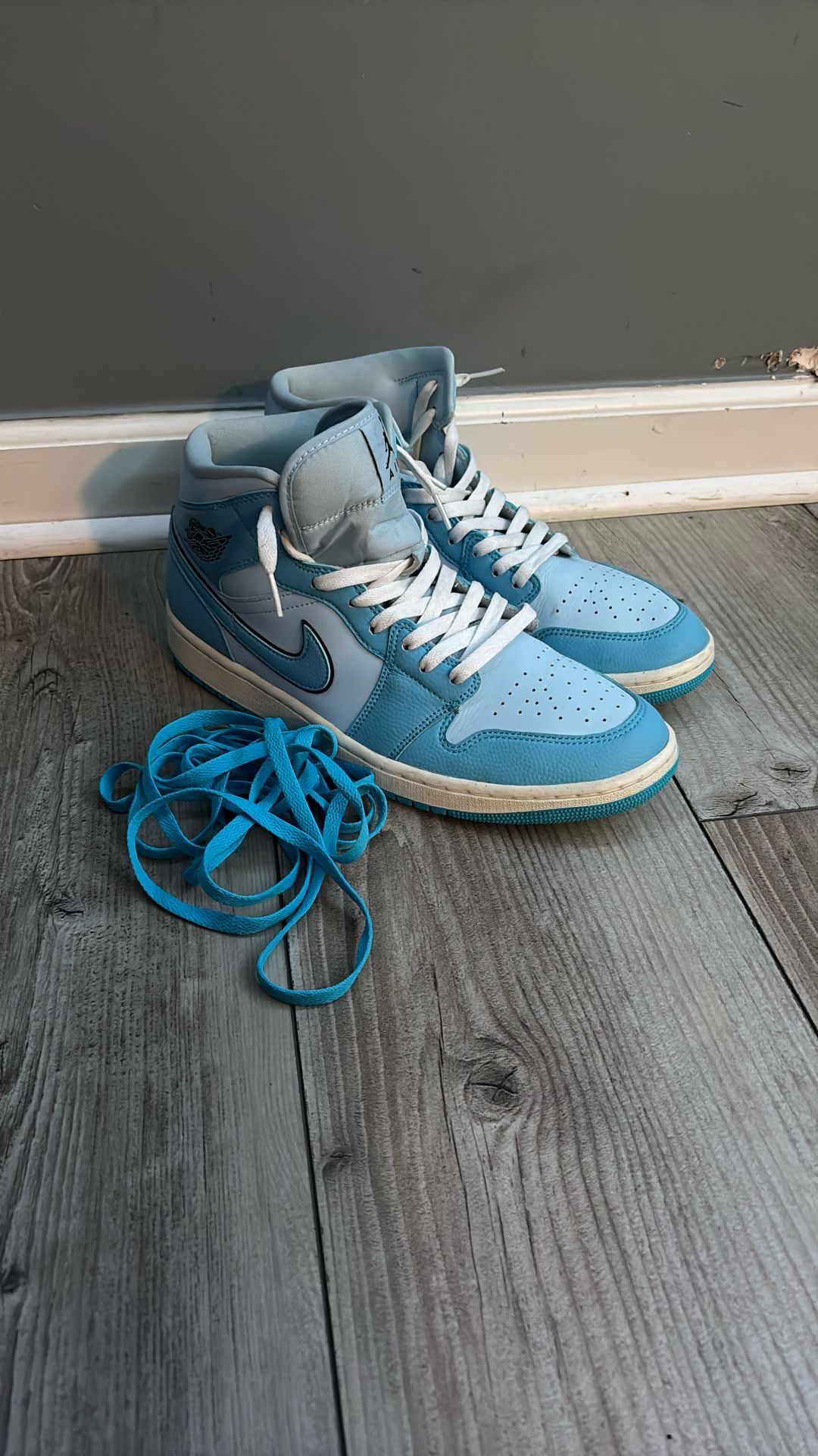 Nike Air Jordan 1 Mid SE 'Ice Blue'
