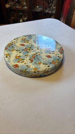 Vintage lg round flat tin