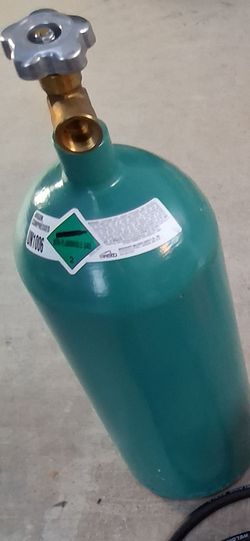 Cilindro nuevo lleno de gas para soldar