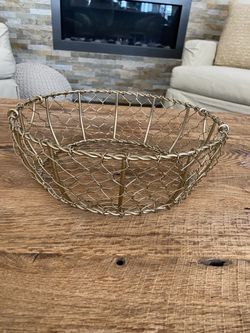 Wire basket with handles