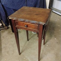 Beautiful Little Antique Table $25