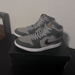  authentic mens air jordan 1 mid SE